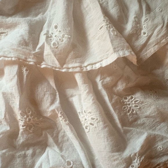 Elegant White Strapless Dress - Picture 4 of 4